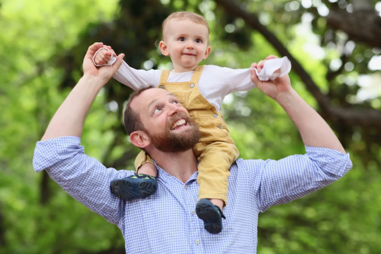 Toddler on dad's shoulders